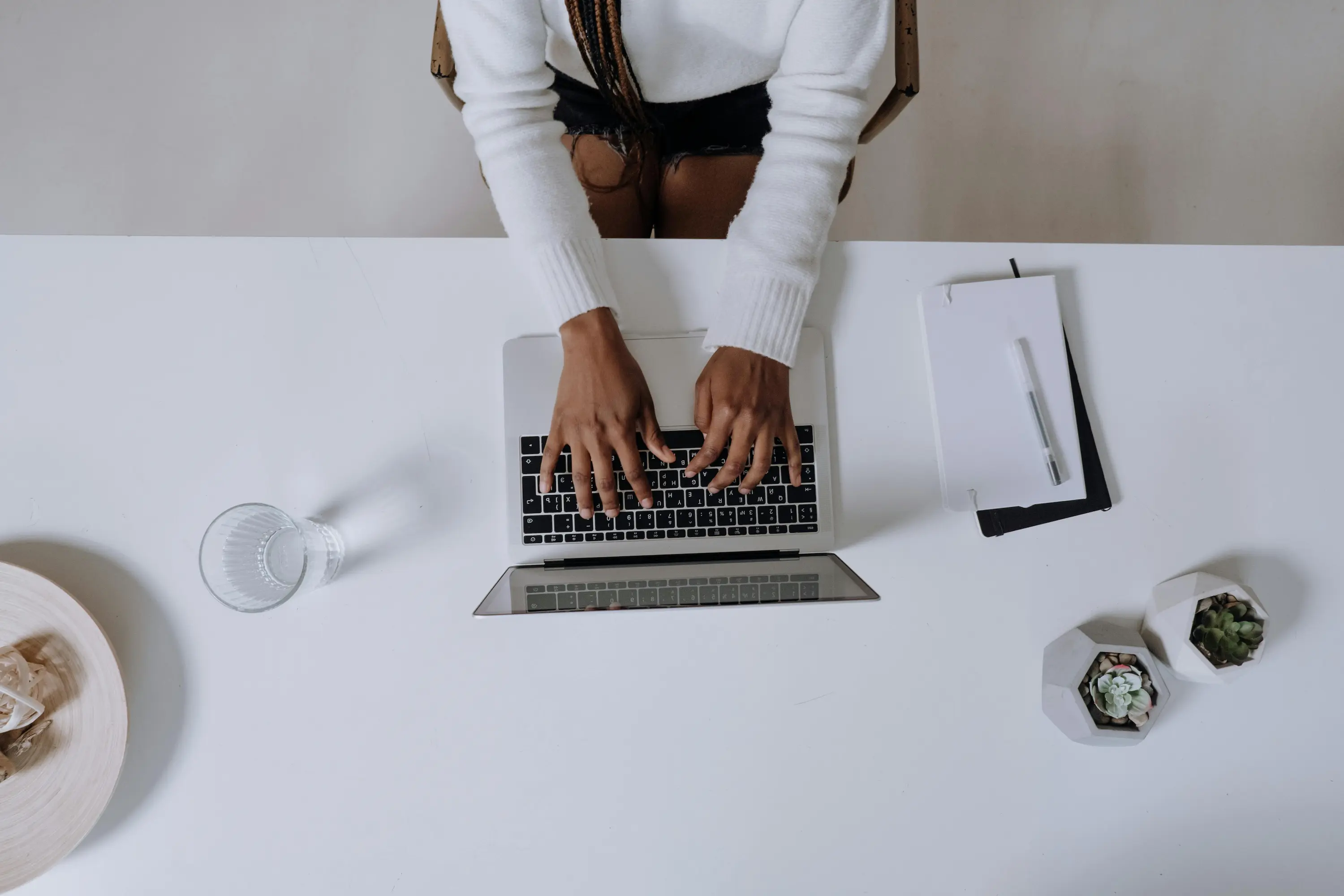 vrouw aan het werk achter computer