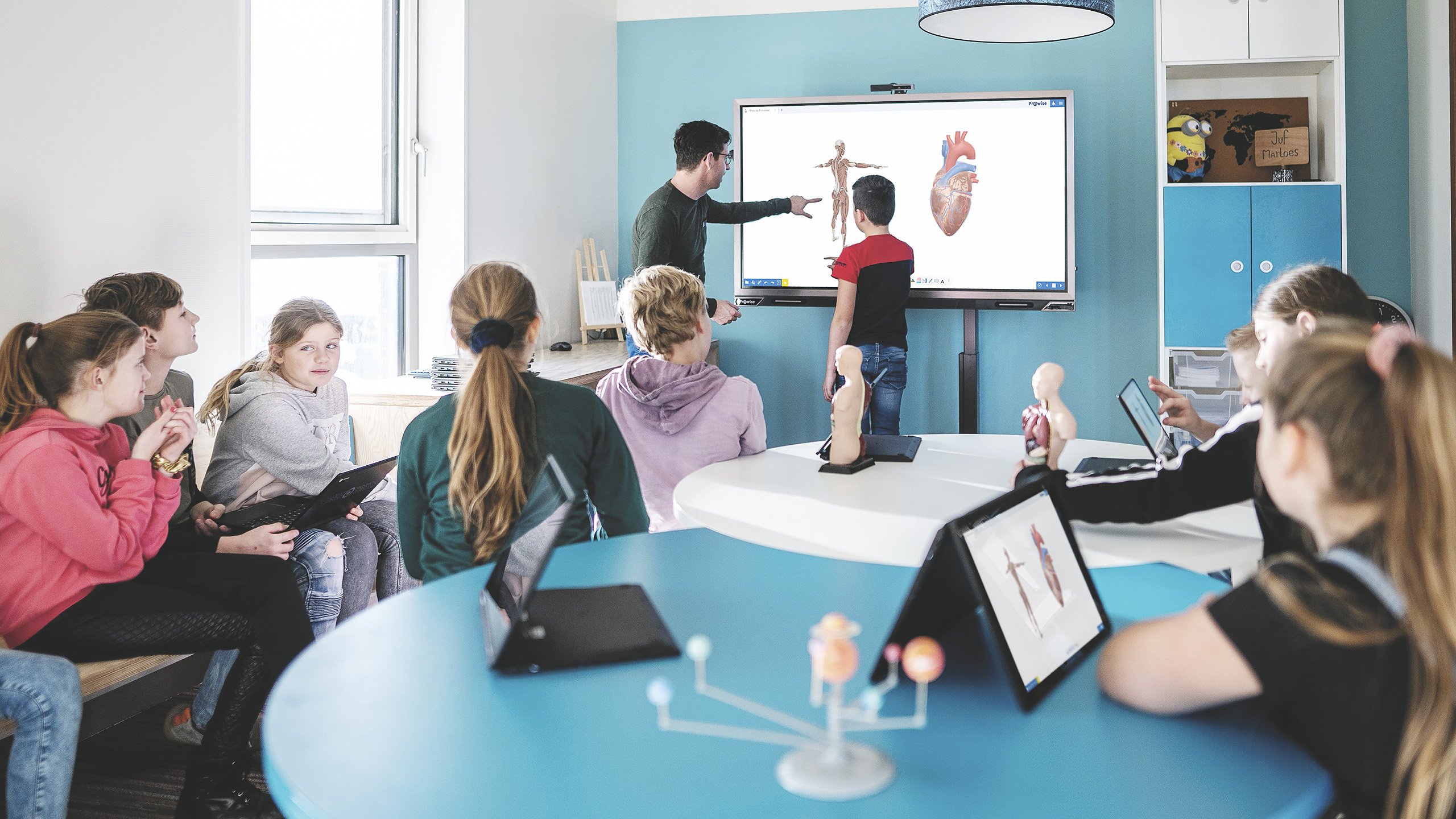Interactieve Prowise touchscreen in klaslokaal voor educatieve ICT-oplossingen bij Machelp