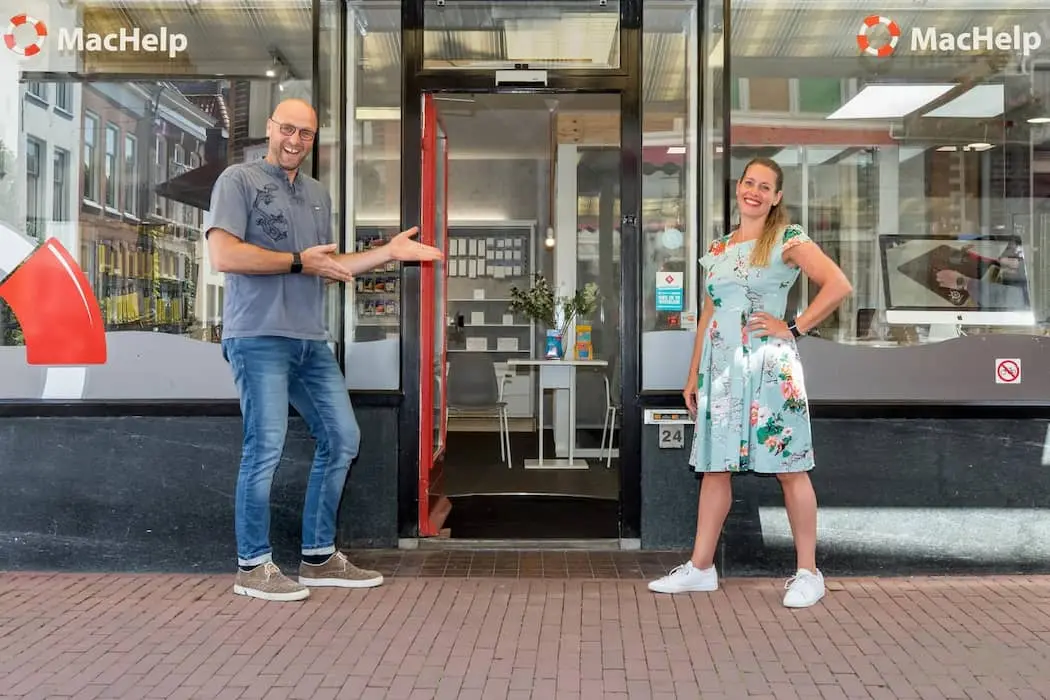 Saskia en Dennis, eigenaren van Machelp, staan voor hun winkelpand