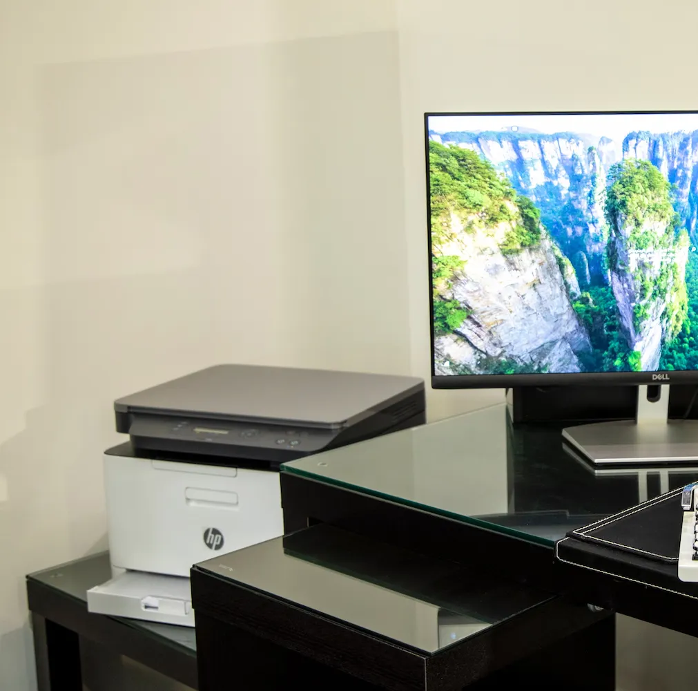 Printer in een hoek naast een scherm – MPS: ideaal voor ZZP’ers, MKB’ers én grote bedrijven