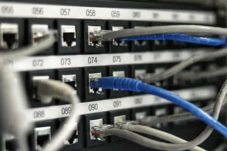Netwerk van ethernetkabels voor snelle internetverbinding bij Machelp