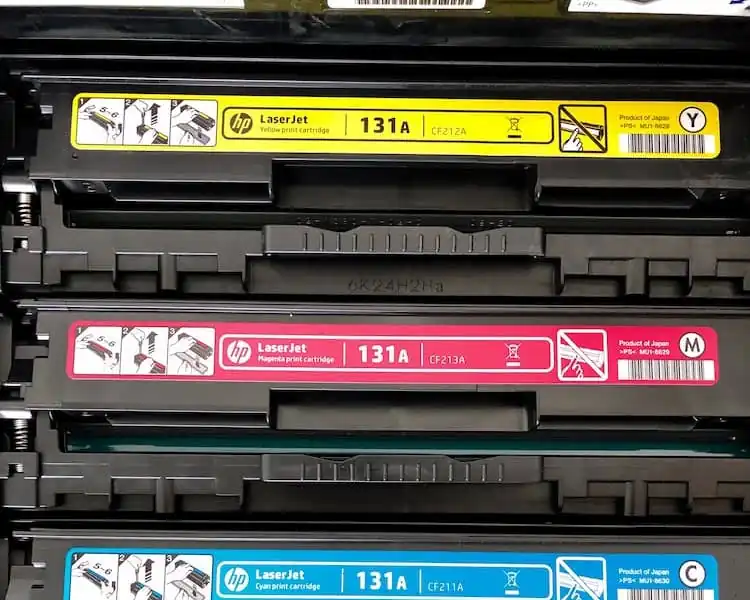 Close-up van gele en rode toners in laserprinter bij Machelp ICT