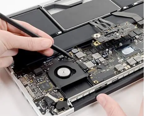 Technicus repareert MacBook voor Apple MacBook-reparatie bij Machelp