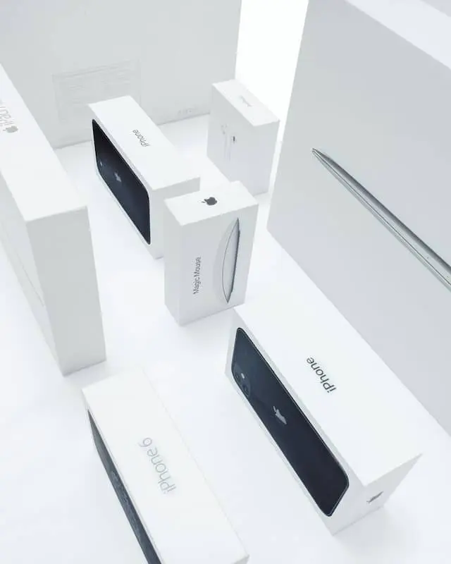 Stapels Apple productdozen als symbool voor Apple-diensten bij Machelp
