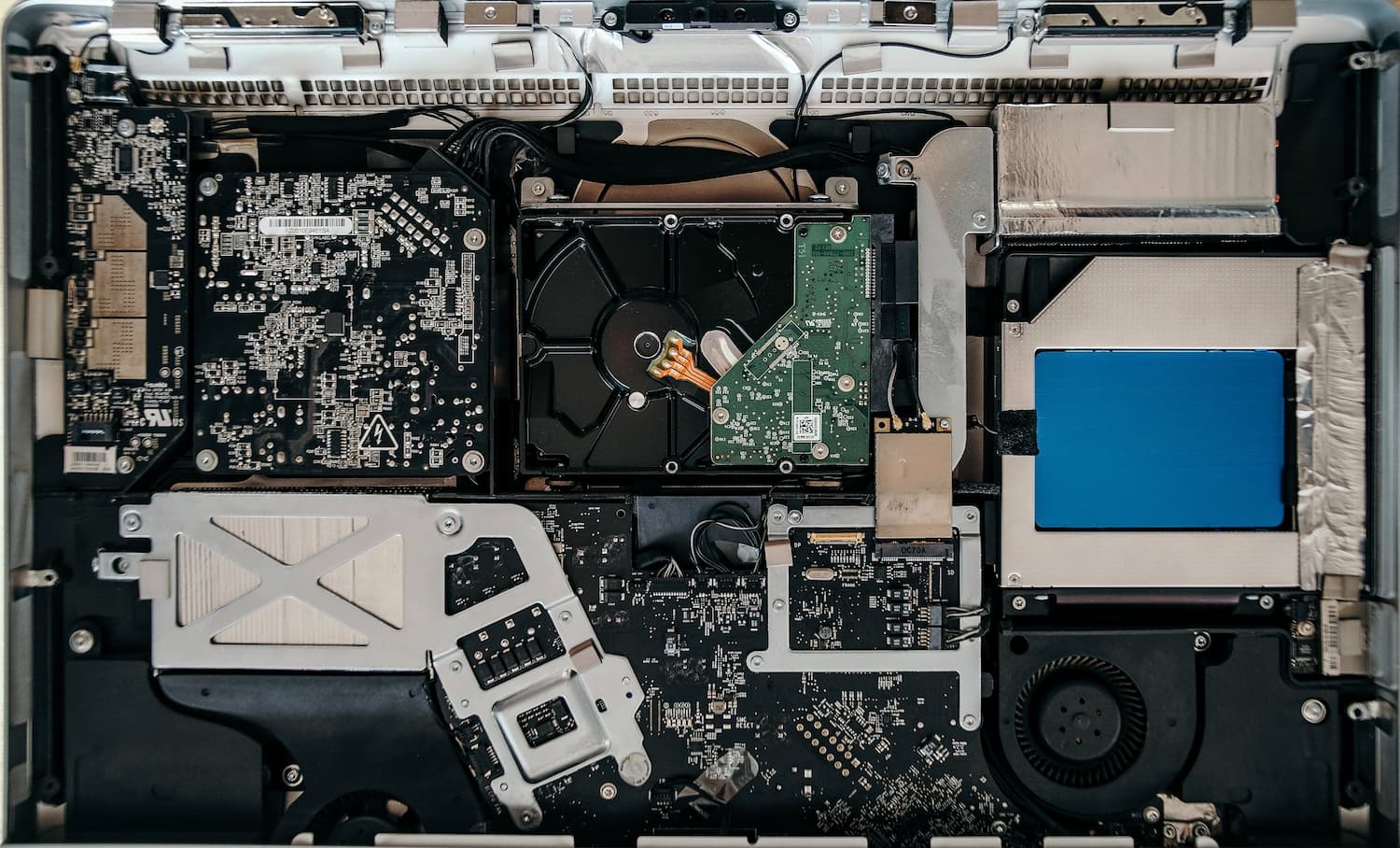 Open iMac met verwijderd scherm – professionele iMac reparatie workflow