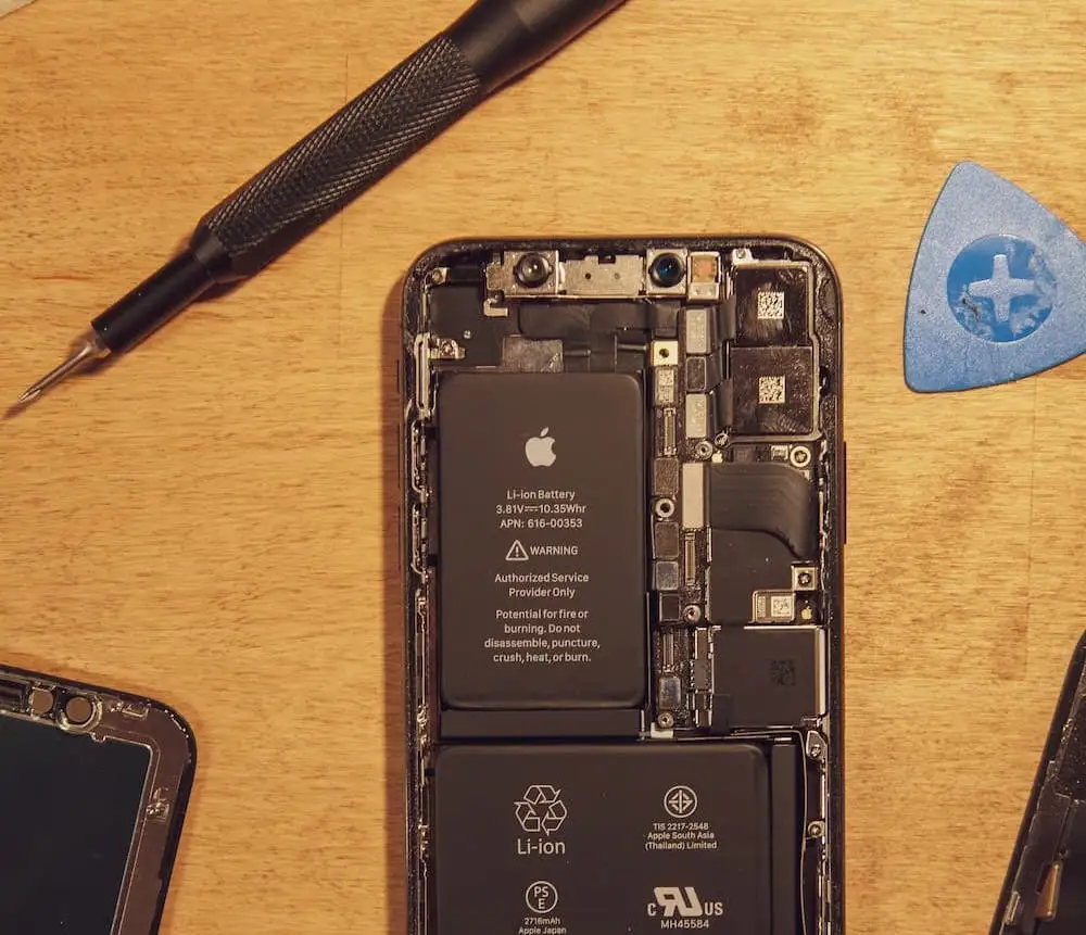 iPhone met geopende achterkant voor reparatie van interne componenten