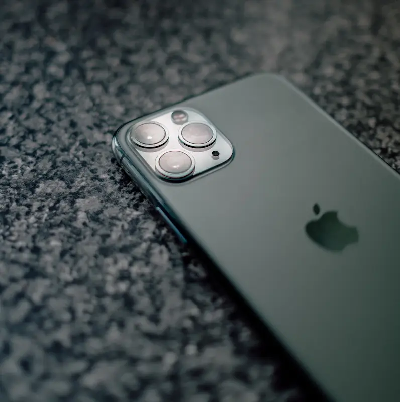 Zwarte iPhone op zwarte achtergrond – minimalistische productfoto iPhone-onderdelen