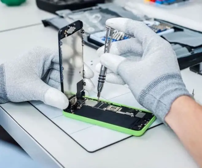 Technicus repareert iPhone voor Apple-reparatieservice bij Machelp