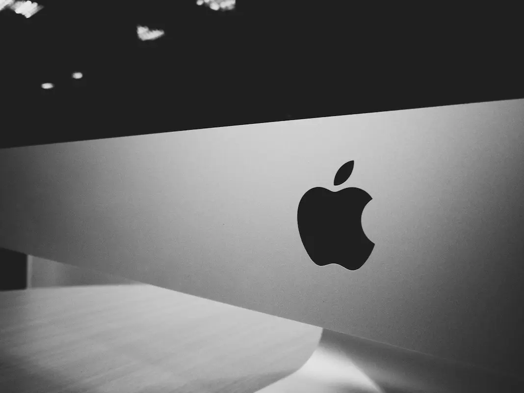Close-up van Apple-logo op iMac-behuizing – merkidentiteit Machelp reparatie