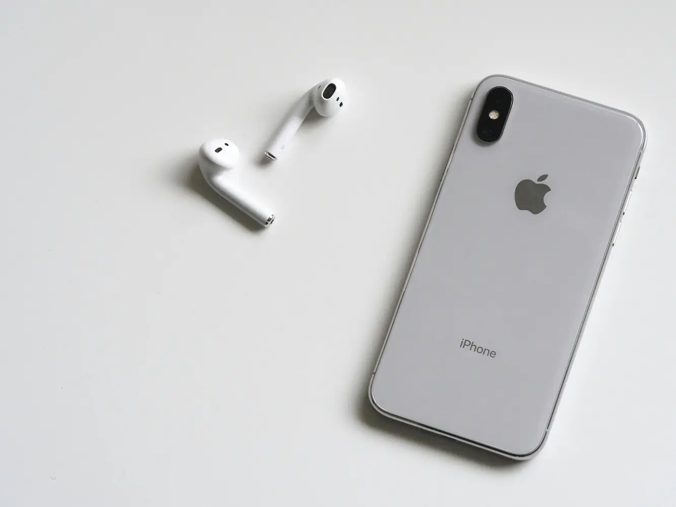 iPhone met twee AirPods – Apple accessoires en audio