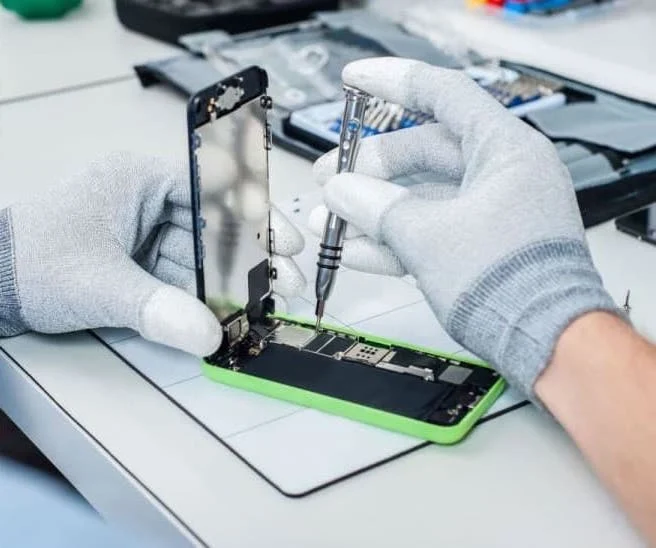 iPhone-scherm opengeklapt voor CPU-reparatie en display-vervanging