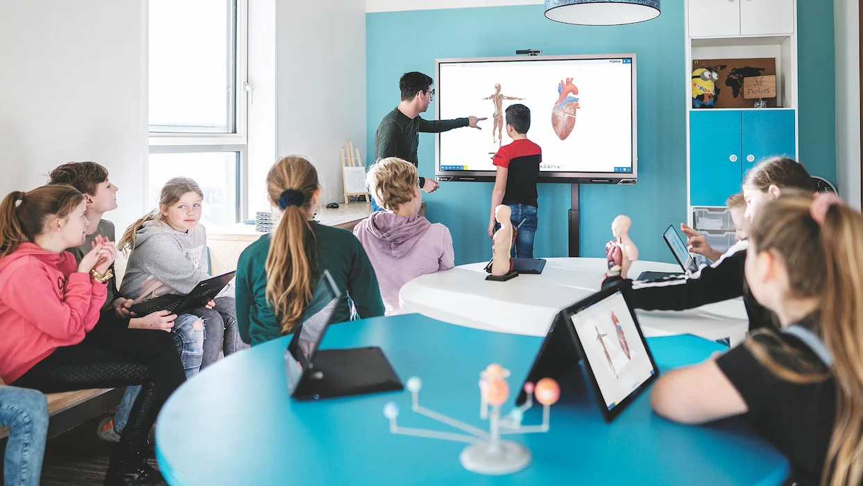 Prowise touchscreen op vaste standaard in klaslokaal voor samenwerkend lesgeven