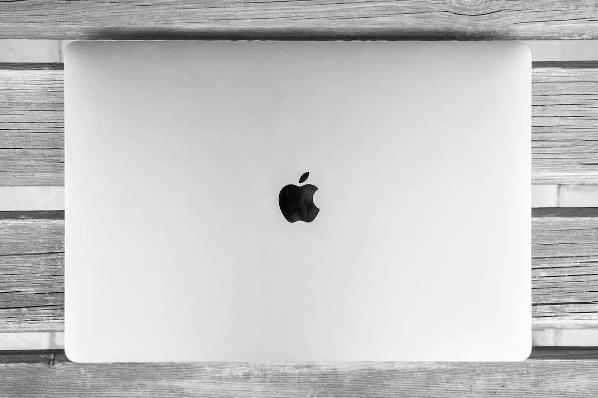 MacBook op houten achtergrond – MacBook-reparatie bij Machelp