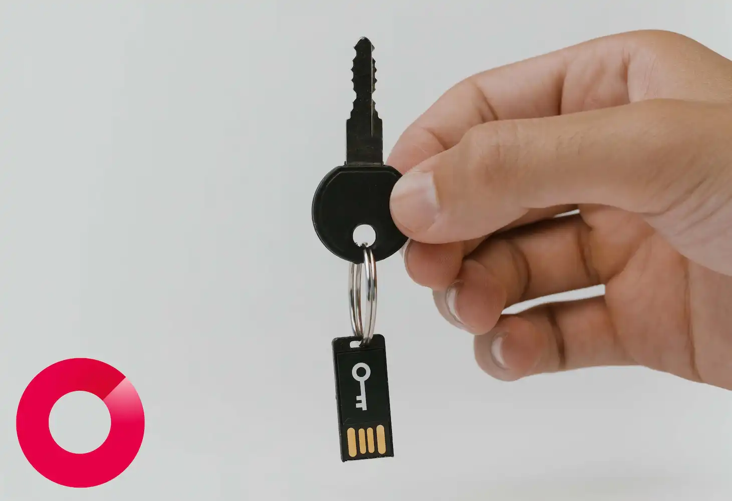 Beveiligingssleutel met USB-stick en Machelp-logo voor veilige toegang en encryptie