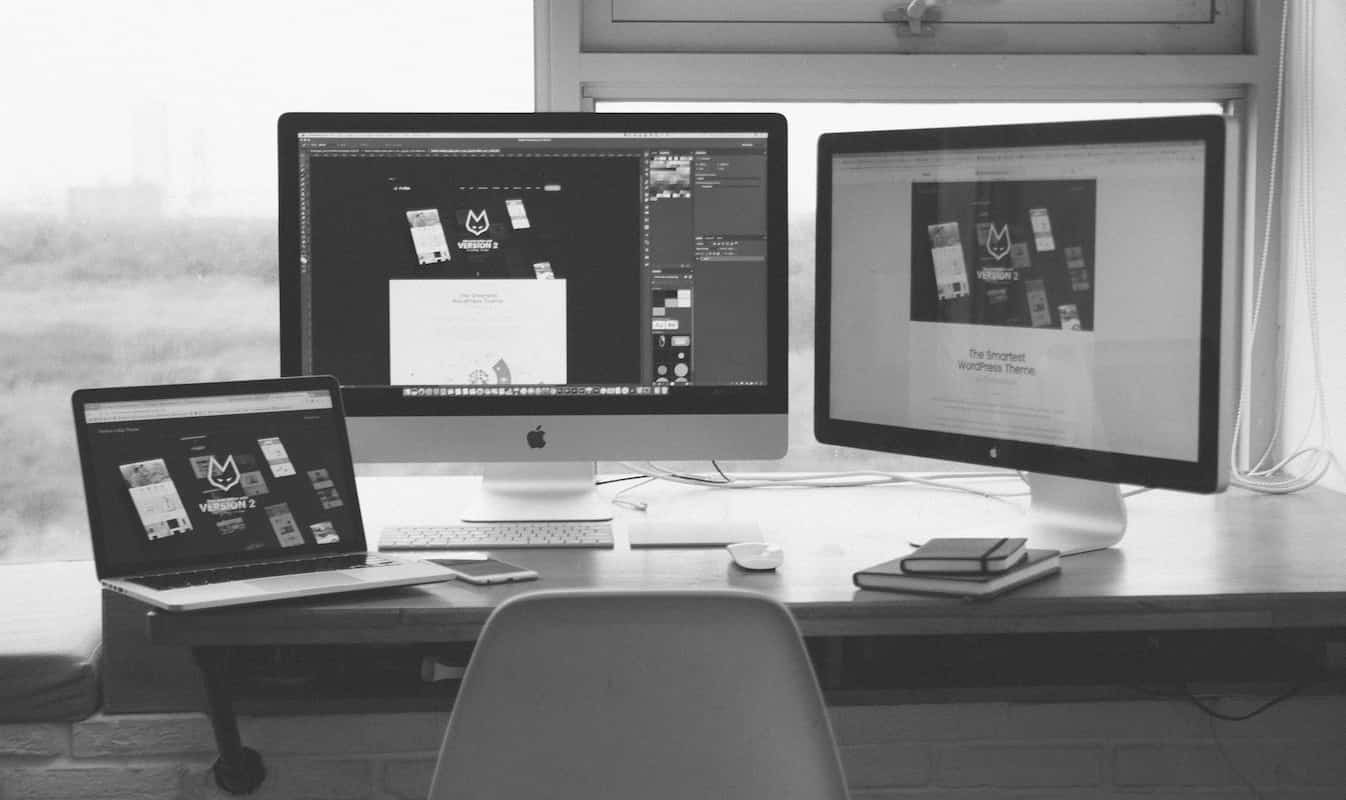 Werkplek met een website in ontwerp